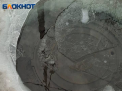 В Ростове прорвало люк и образовался ледяной «бассейн»   