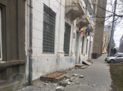 Падающие «с неба» булыжники в центре Ростова испуганные горожане сняли на фото