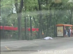 Очевидцы обнаружили тело ростовчанина у остановки в центре города