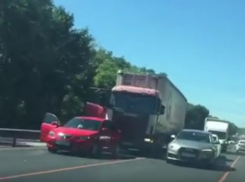 ДТП и дорожные работы спровоцировали пробку на Новочеркасском шоссе на видео