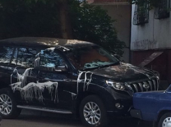  В центре Ростова вандалы облили Toyota Land Cruiser краской 