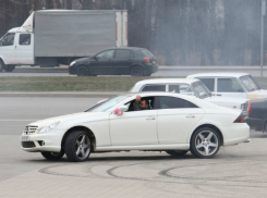 Веселое дрифт-шоу свадебного кортежа перед памятником в Ростове возмутило горожан