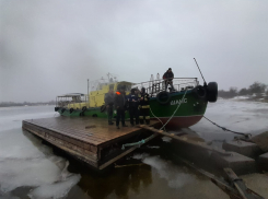 В Ростовской области пожарные спасли двух рыбаков, провалившихся под лед