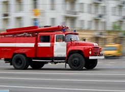 Во дворе РУВД Пролетарского района горят автомобили