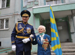 В Ростове для ветерана ВОВ устроили персональный концерт