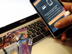 Ростовский мошенник с девушкой вынудили «мебельную» женщину перевести деньги на банковский счет