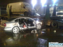 В Ростове девушка на иномарке врезалась в припаркованный автовоз: двое травмированы