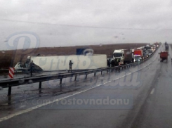 Перевернутая фура и созданная ею пробка на трассе М-4 в Ростовской области попали на видео 