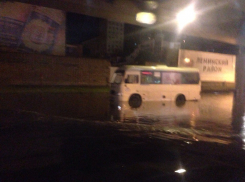 Ростовчанин чистил ливневку, чтобы автомобили в районе Привокзальной площади не уплыли