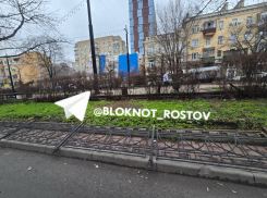 Поваленный забор на улице Пушкинской в Ростове вернули на место кое-как