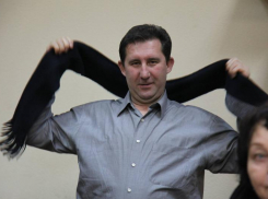 Правозащитник требует наказать чиновников, закрывших перед ним дверь