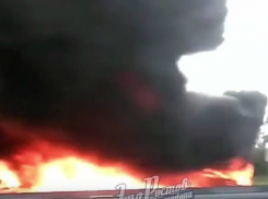 Объятый «адским» пламенем КамАЗ с покрышками на трассе под Ростовом попал на видео