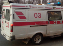 Дерзкий маневр водителя автокрана на трассе под Ростовом отправил парня в травматологию 