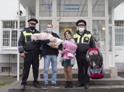 Сотрудники ДПС из Ростова встретили из роддома женщину, которой помогли вовремя добраться до больницы