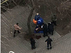 Раненный на проспекте Соколова мужчина находится в больнице в тяжелом состоянии 
