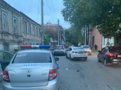 В центре Ростова инормарка врезалась в автомобиль полиции