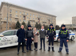 Сотрудники ГИБДД вручили цветы ростовчанкам к 8 Марта