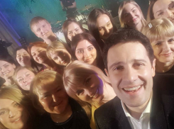 Букетом из вареных раков и копченой шамайки наградили за концерт Викторию и Антона Макарских под Ростовом