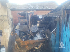 Пожар уничтожил гараж и транспорт хозяина в Ростовской области