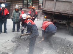 Авария на теплотрассе оставила центр Ростова без тепла