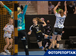 Атаки Вяхиревой и сейвы Калининой: смотрим яркие кадры с матча «Ростов-Дон» — «Эсбьерг» в фоторепортаже «Блокнота»