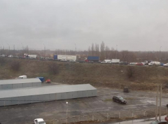 Западное шоссе под Ростовом стоит в пробках