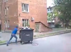 Покатушки в мусорном баке устроили двое жителей Ростова и попали на видео