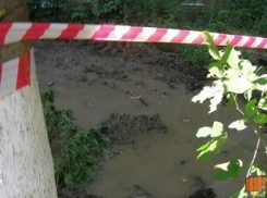 Соцсети: на улице Казахской на Чкаловском уже третьи сутки «бежит» вода
