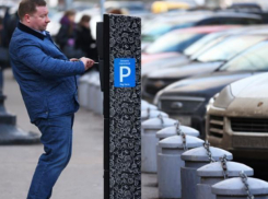 Владелец «Фольксвагена» оскорбил ростовчан и бросил авто на тротуаре, чтобы не платить за парковку