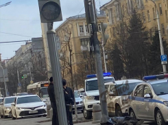 В центре Ростова рядом со зданием ГУ МВД скончался мужчина