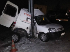 Потерявшая управление на скользкой трассе фура вмяла иномарку в столб и попала на видео под Ростовом