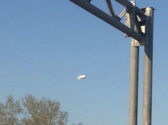 Таинственный дирижабль кружится над головами обеспокоенных жителей Ростова