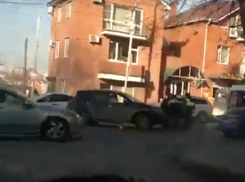 Сбитый иномаркой во дворе жилого дома в Ростове пешеход попал на видео 