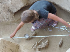 Археологи раскопали в центре Ростова захоронение древнего человека с металлическим мечом