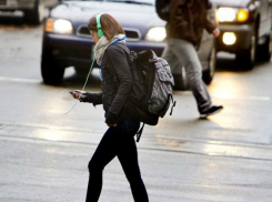 «Чатившаяся» сидя на асфальте, «павшая» девушка шокировала старомодного жителя Ростова