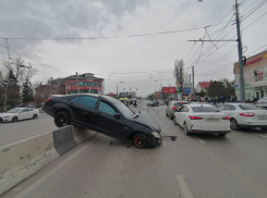 В Ростове на проспекте Стачки «Мерседес» вылетел на бетонное ограждение после столкновения с «Фольксваген»