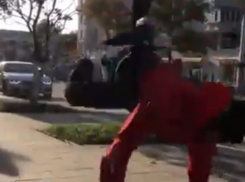 Умопомрачительный брейк-данс от молодого танцора на улице Ростова сняли на видео