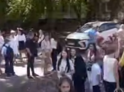 Дети лавируют между машинами перед школой на СЖМ вопреки обещанию властей