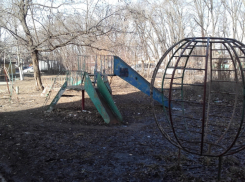 Убрать опасные качели с детской площадки на улице Зорге потребовали жители Ростова