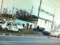 Под Ростовом в аварии с двумя такси один погиб, двое ранены