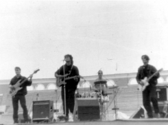 Прорывали милицейские кордоны и орали «Пачку сигарет»: воспоминания о концертах Виктора Цоя в Ростове