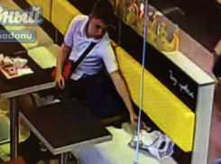 Парни, позарившиеся на женские вещи в торговом центре Ростова, попали в камеры видеонаблюдения