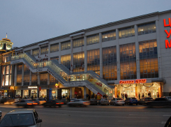 В центре Ростова в «Макдональдсе» избили девушку