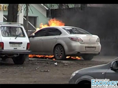 В Ростове сгорели три машины, очевидцы сняли полыхающее авто на видео  