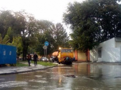 Дежурные бригады дорожных рабочих вышли убирать воду сразу после дождя