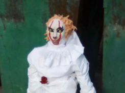 «Поджидающий свою жертву» у мусорных баков танцующий клоун наводит ужас на жителей Ростова