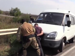 Полицейские задержали троих мужчин, которые избивали и грабили людей в Ростовской области