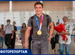 Ростовского гимнаста и чемпиона Олимпийских игр Никиту Нагорного торжественно встретили в аэропорту «Платов»