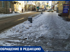 «Власти забывают про пешеходов»: ростовчанка недовольна уборкой тротуаров от снега