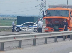 Под Азовом полицейская Skoda Octavia влетела в большегруз